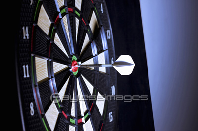 ダーツ 商用利用可能な写真素材 イラスト素材ならストックフォトの定額制ペイレスイメージズ