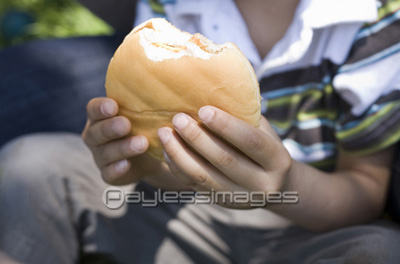 ハンバーガーを持つ子供の手 商用利用可能な写真素材 イラスト素材ならストックフォトの定額制ペイレスイメージズ