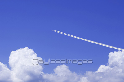 飛行機雲と入道雲 商用利用可能な写真素材 イラスト素材ならストックフォトの定額制ペイレスイメージズ