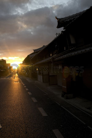 うだつの上がる街並みに沈む夕日 ストックフォトの定額制ペイレスイメージズ