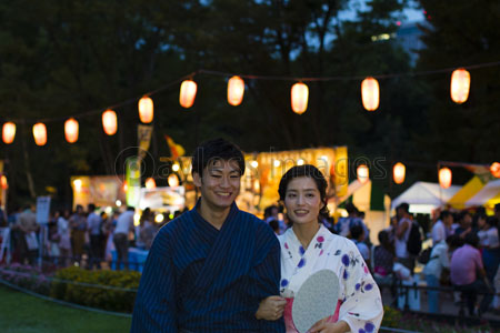 お祭りを楽しむ浴衣姿のカップル 商用利用可能な写真素材 イラスト素材ならストックフォトの定額制ペイレスイメージズ