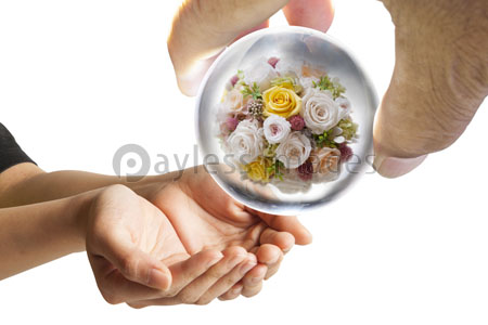 ハートを持つ手 商用利用可能な写真素材 イラスト素材ならストックフォトの定額制ペイレスイメージズ