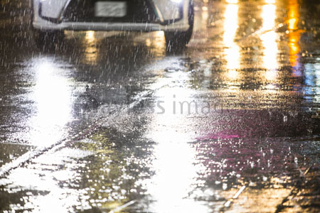 ヘッドライトに照らされたアスファルト 商用利用可能な写真素材 イラスト素材ならストックフォトの定額制ペイレスイメージズ