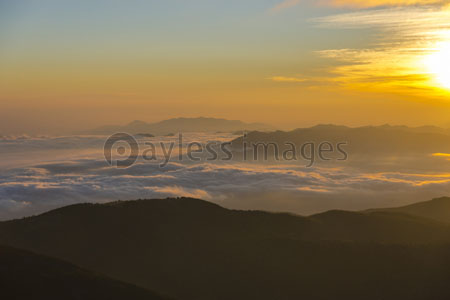 蓼科山山頂からの朝日の写真 イラスト素材 Gf2330821500 ペイレス