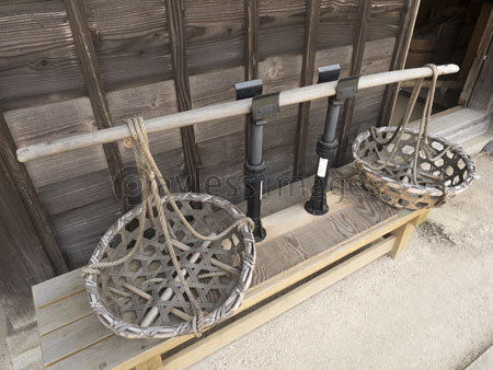 天秤棒とザル ストックフォトの定額制ペイレスイメージズ