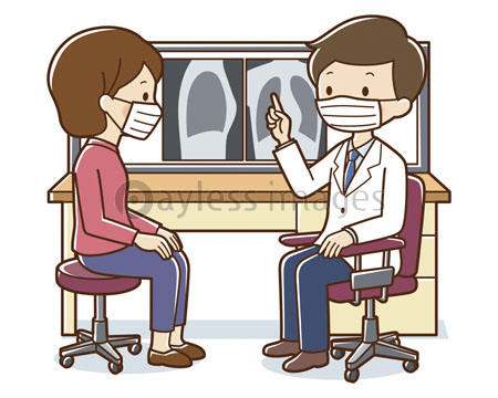マスクをして女性患者にX線写真を見せる医...