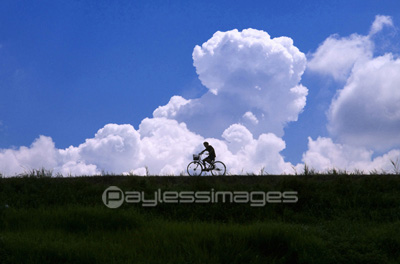 夏空と自転車 商用利用可能な写真素材 イラスト素材ならストックフォトの定額制ペイレスイメージズ