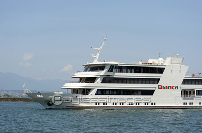 航行する琵琶湖汽船ビアンカ ストックフォトの定額制ペイレスイメージズ