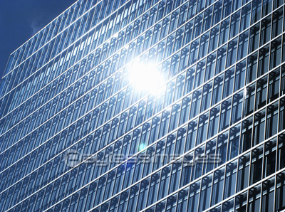 ビルの窓に反射する太陽 商用利用可能な写真素材 イラスト素材ならストックフォトの定額制ペイレスイメージズ