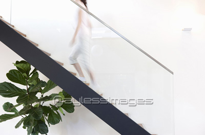 階段を上がる女性
