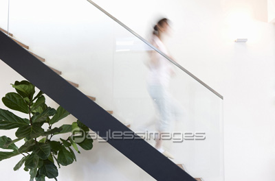 階段を降りる女性