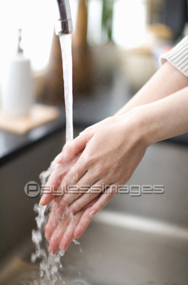 手を洗う女性