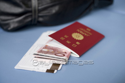 パスポートとユーロ紙幣