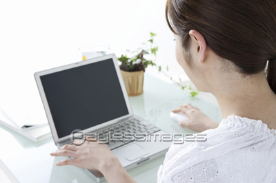 パソコンをする女性 ストックフォトの定額制ペイレスイメージズ