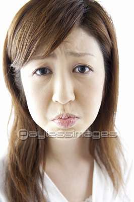 困った表情の女性 商用利用可能な写真素材 イラスト素材ならストックフォトの定額制ペイレスイメージズ