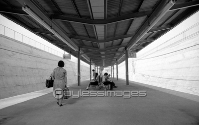 横浜 洋光台駅ホーム 商用利用可能な写真素材 イラスト素材ならストックフォトの定額制ペイレスイメージズ