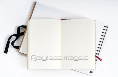 見開きの白いノート 商用利用可能な写真素材 イラスト素材ならストックフォトの定額制ペイレスイメージズ