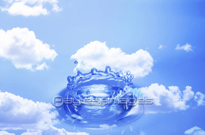 青空とウォータークラウン 商用利用可能な写真素材 イラスト素材ならストックフォトの定額制ペイレスイメージズ