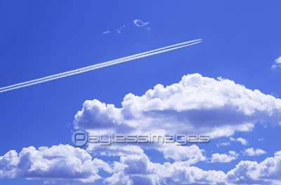青空と飛行機雲 ストックフォトの定額制ペイレスイメージズ