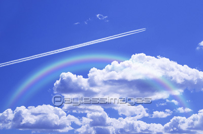 青空と飛行機雲 商用利用可能な写真素材 イラスト素材ならストックフォトの定額制ペイレスイメージズ