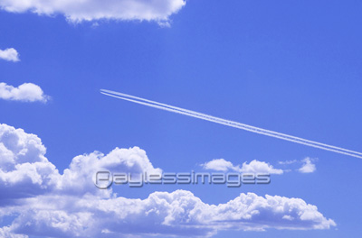 青空と飛行機雲 商用利用可能な写真素材 イラスト素材ならストックフォトの定額制ペイレスイメージズ