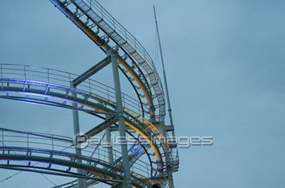 夜のジェットコースター 商用利用可能な写真素材 イラスト素材ならストックフォトの定額制ペイレスイメージズ