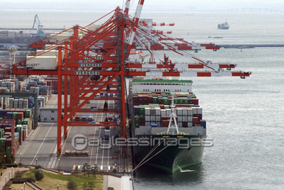 青海コンテナ埠頭 ストックフォトの定額制ペイレスイメージズ