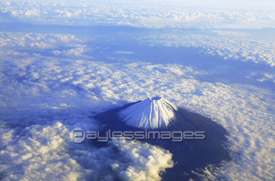 富士山上空 ストックフォトの定額制ペイレスイメージズ
