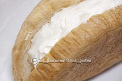 ホイップクリームパン 商用利用可能な写真素材 イラスト素材ならストックフォトの定額制ペイレスイメージズ