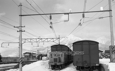 磐越西線川桁駅構内 商用利用可能な写真素材・イラスト素材ならストックフォトの定額制ペイレスイメージズ