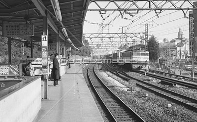 鉄道国鉄 山手線原宿駅ホームより 商用利用可能な写真素材 イラスト素材ならストックフォトの定額制ペイレスイメージズ