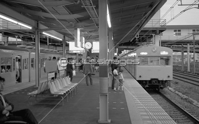 鉄道 国鉄 武蔵野線 新松戸駅ホーム ストックフォトの定額制ペイレスイメージズ