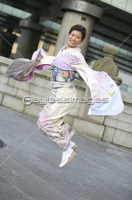ジャンプする着物を着た女性 商用利用可能な写真素材 イラスト素材ならストックフォトの定額制ペイレスイメージズ