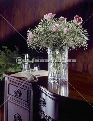 ｱﾝﾃｨｰｸな部屋に飾られたﾊﾞﾗを生けた花瓶 ストックフォトの定額制ペイレスイメージズ