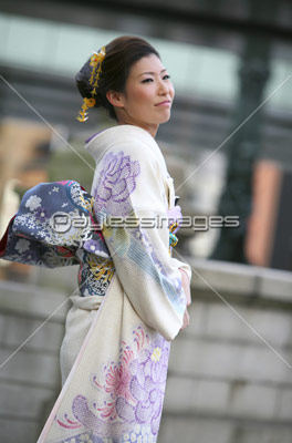 ジャンプする着物を着た女性 商用利用可能な写真素材 イラスト素材ならストックフォトの定額制ペイレスイメージズ ジャンプする着物を着た女性 商用利用可能な写真素材 イラスト素材ならストックフォトの定額制ペイレスイメージズ
