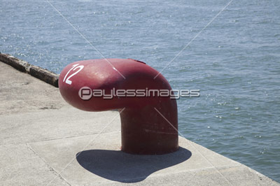 岸壁の係船柱 ストックフォトの定額制ペイレスイメージズ