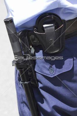 警察官の持っている手錠と警棒 商用利用可能な写真素材 イラスト素材ならストックフォトの定額制ペイレスイメージズ