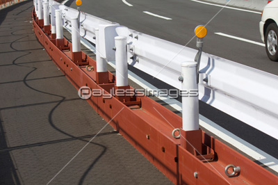 道路の仮設ガードレール 商用利用可能な写真素材 イラスト素材ならストックフォトの定額制ペイレスイメージズ
