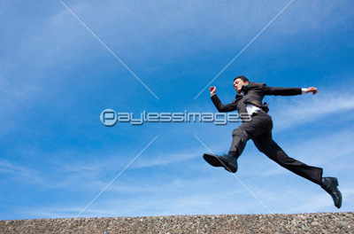 ジャンプするビジネスマン 商用利用可能な写真素材 イラスト素材ならストックフォトの定額制ペイレスイメージズ