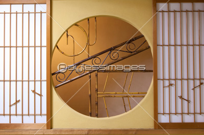 和室の丸窓 商用利用可能な写真素材 イラスト素材ならストックフォトの定額制ペイレスイメージズ 和室の丸窓 商用利用可能な写真素材 イラスト素材ならストックフォトの定額制ペイレスイメージズ