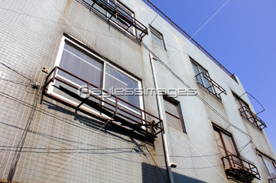 古いアパートの汚れた外壁と錆びたベランダ 商用利用可能な写真素材 イラスト素材ならストックフォトの定額制ペイレスイメージズ