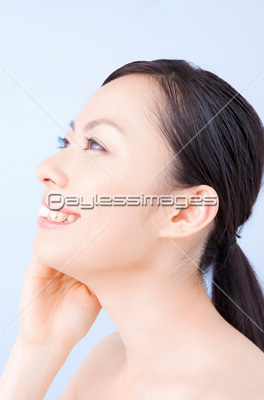 頬をおさえる女性 ストックフォトの定額制ペイレスイメージズ