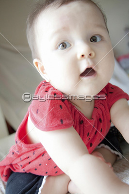 アメリカ人と日本人のハーフの赤ちゃん 商用利用可能な写真素材 イラスト素材ならストックフォトの定額制ペイレスイメージズ