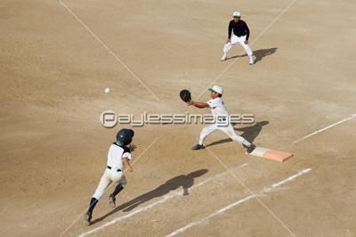 少年野球ファースト 商用利用可能な写真素材 イラスト素材ならストックフォトの定額制ペイレスイメージズ