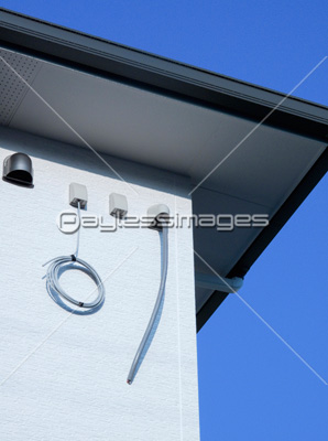 新築住宅の電気の引き込み線 ストックフォトの定額制ペイレスイメージズ