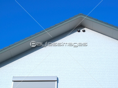 新築住宅の屋根裏の換気口と窓 商用利用可能な写真素材 イラスト素材ならストックフォトの定額制ペイレスイメージズ