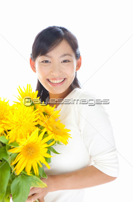 ヒマワリの花束を持つ女性 商用利用可能な写真素材 イラスト素材ならストックフォトの定額制ペイレスイメージズ