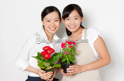花を持つ女性２人 商用利用可能な写真素材 イラスト素材ならストックフォトの定額制ペイレスイメージズ