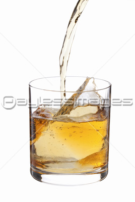 ロックグラスに注ぐウイスキー 商用利用可能な写真素材 イラスト素材ならストックフォトの定額制ペイレスイメージズ