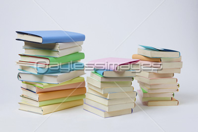 山積みの本 商用利用可能な写真素材 イラスト素材ならストックフォトの定額制ペイレスイメージズ